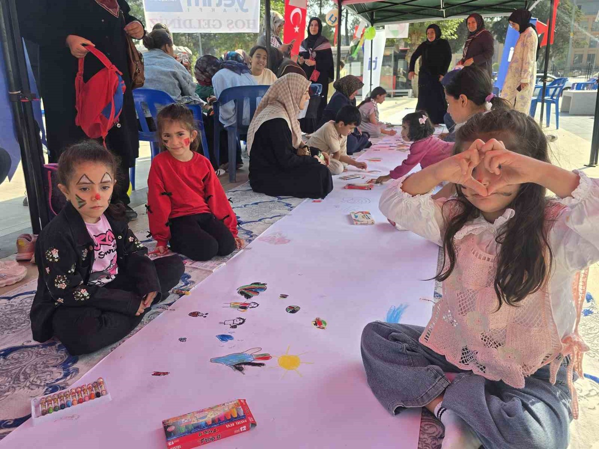 Adıyaman Meydanı’nda çocuklar Filistinli akranları için resim çizip mesaj yazdı